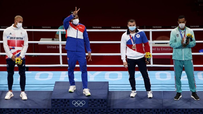 Kecewa Berat, Petinju Ini Ogah Kalungkan Perak di Olimpiade 2020 Petinju Inggris, Ben Whittaker, menolak kalungkan medali perak dalam prosesi podium di Olimpiade Tokyo 2020. Hal itu ia lakukan karena kecewa gagal raih emas.