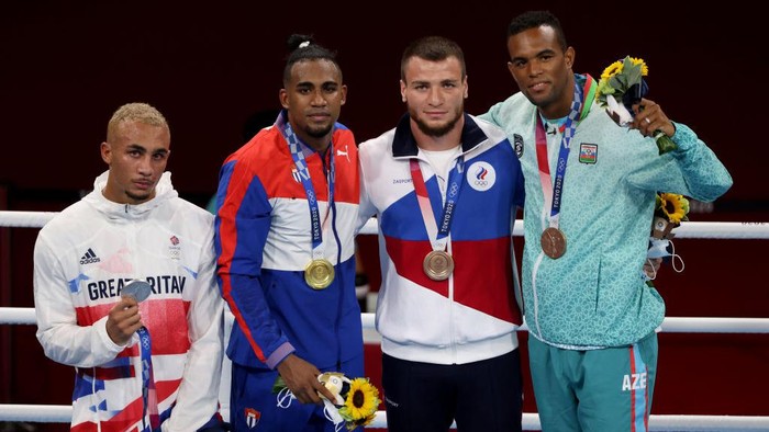 Kecewa Berat, Petinju Ini Ogah Kalungkan Perak di Olimpiade 2020 Petinju Inggris, Ben Whittaker, menolak kalungkan medali perak dalam prosesi podium di Olimpiade Tokyo 2020. Hal itu ia lakukan karena kecewa gagal raih emas.