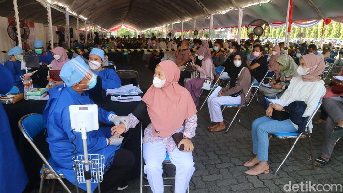 Kegiatan vaksinasi Merdeka Candi di Kudus, Kamis (5/8/2021)
