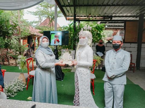Kisah viral pengantin yang menikah secara virtual.