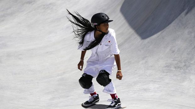 Kokona Hiraki of Japan competes in the women's park skateboarding prelims at the 2020 Summer Olympics, Wednesday, Aug. 4, 2021, in Tokyo, Japan. (AP Photo/Ben Curtis)