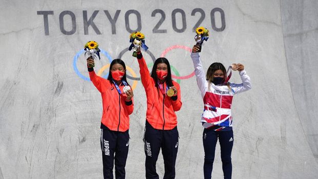 From left, silver medalist Kokona Hiraki of Japan, gold medalist Sakura Yosozumi of Japan and bronze medalist Sky Brown of Britain pose during a medals ceremony for the women's park skateboarding at the 2020 Summer Olympics, Wednesday, Aug. 4, 2021, in Tokyo, Japan. (AP Photo/Ben Curtis)
