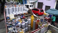 Gas LP kosong tampak bertumpuk di atas truk yang biasa mendistribusikan gas tersebut di Kota Meksiko.