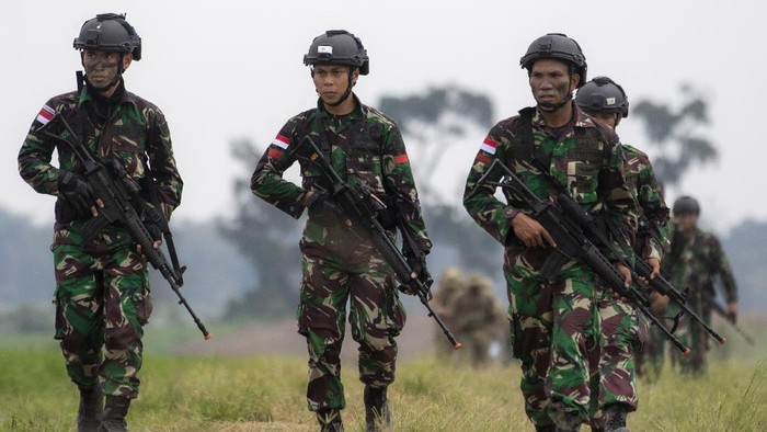 Prajurit TNI AD berjalan usai penerjunan bersama dengan Tentara Amerika (US Army) saat Latihan Bersama Garuda Shield ke 15/2021 di Pusat Latihan Tempur (Puslatpur) TNI AD di Martapura, Ogan Komering Ulu (OKU) Timur, Sumatera Selatan, Rabu (4/8/2021). Latihan penerjunan Garuda Airbone diikuti oleh penerjun dari Tentara Amerika (US Army) sebanyak 478 penerjun dan 91 penerjun dari TNI AD dengan menggunakan sembilan pesawat C-17 Globe Master yang terbang dari Guam, Amerika Serikat. ANTARA FOTO/Nova Wahyudi/rwa.