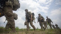Tentara Amerika (US Army) berjalan usai penerjunan bersama dengan TNI AD saat Latihan Bersama Garuda Shield ke 15/2021 di Pusat Latihan Tempur (Puslatpur) TNI AD di Martapura, Ogan Komering Ulu (OKU) Timur, Sumatera Selatan, Rabu (4/8/2021).