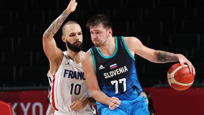 SAITAMA, JAPAN - AUGUST 05: Luka Doncic #77 of Team Slovenia drives to the basket against Evan Fournier #10 of Team France during the second half of a Mens Basketball semi-finals game on day thirteen of the Tokyo 2020 Olympic Games at Saitama Super Arena on August 05, 2021 in Saitama, Japan. (Photo by Kevin C. Cox/Getty Images)