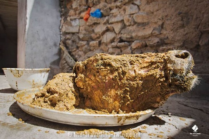 Makanan Ekstrem 7 Makanan Ekstrem yang Bikin Bergidik, Kari Buaya hingga Kepala Kerbau!
