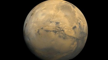 Mars sebenarnya punya hujan, tapi awan kristal es menghadapi kondisi kering dan dingin, sehingga tetesan hujan tidak sampai terjadi. (Foto: NASA)