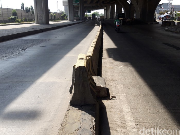 MCB di pembatas Jl Cilincing yang rawan kecelakaan, 5 Agustus 2021. (Rakha Arlyanto Darmawan/detikcom)