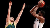 Pemain basket Amerika Kevin Durant dijaga ketat oleh pemain Australi Jock Landale saat melakukan tembakan. Kevin C. Cox/Getty Images.