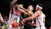 Pemain basket Amerika Dreymond Green (kiri) dan Devin Booker (kanan) tengah menghalau pemain Australi Nathan Sobey saat mencoba melakukan drive ke jantung pertahanan Amerika. Gregory Shamus/Getty Images.