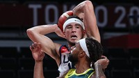 Bintang USA Devin Booker tengah berebut bola dengan pemain Australi. Kevin C. Cox/Getty Images.