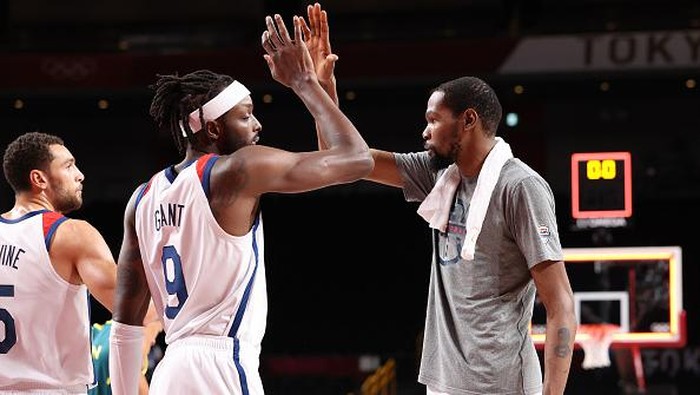 Melaju ke Final, Tim Basket AS Siap Sabet Medali Olimpiade 2020 Tim basket AS berhasil kalahkan tim Australia dengan skor 97-98. Kevin Durant cs pun siap merebut medali emas di final basket Olimpiade Tokyo 2020.