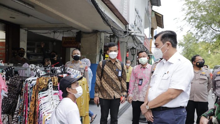 Menko Luhut Binsar Pandjaitan kunjungi pedagang pasar Yogykarta-Solo