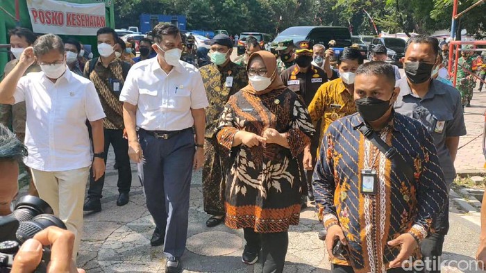 Menko Marves Luhut Binsar Pandjaitan bersama Menkes Budi Gunadi Sadikin di Sragen, Kamis (5/8/2021).