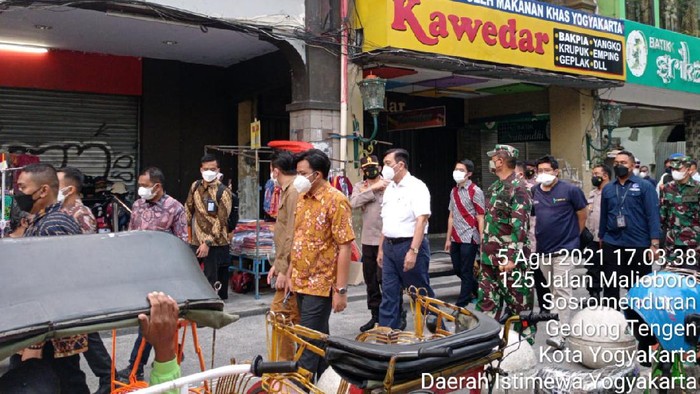 Menko Marves Luhut Binsar Pandjaitan blusukan ke Malioboro, Yogyakarta, Kamis (5/8/2021).
