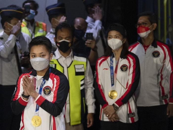 Kontingen Indonesia di Olimpiade Tokyo 2020 telah tiba di Tanah Air. Rombongan disambut Menteri Pemuda dan Olahraga, Zainudin Amali. Begini potretnya