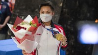 Peraih medali emas badminton ganda putri, Apriyani Rahayu dan Greysia Polii, menjadi atlet terakhir yang tiba dan disambut dengan karangan bunga.