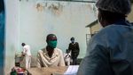 Momen Para Napi di Zimbabwe Divaksin COVID-19