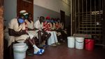 Momen Para Napi di Zimbabwe Divaksin COVID-19