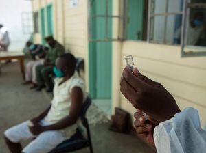 Momen Para Napi di Zimbabwe Divaksin COVID-19