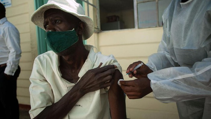 HARARE, ZIMBABWE - AUGUST 04: An inmate receives a COVID-19 vaccination at Harare Central Prison on August 4, 2021 in Harare, Zimbabwe. So far, 17 people, including staff members and prisoners, have died of COVID-19 since the beginning of the pandemic. Zimbabwe's prison population has risen to over 19,000 in the country's 46 prisons, 12 percent above the intended holding capacity of 17,000, making infections more likely. As of mid-July 2021, around 9,000 inmates have been vaccinated. (Photo by Tafadzwa Ufumeli/Getty Images)