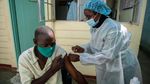 Momen Para Napi di Zimbabwe Divaksin COVID-19