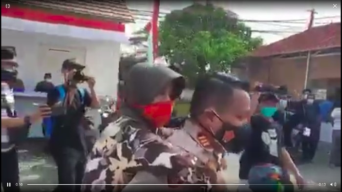 Nenek Emah (78) digendong polisi untuk vaksin di kantor Desa Segaramakmur, Kecamatan Tarumajaya, Kabupaten Bekasi (Dok.Istimewa)