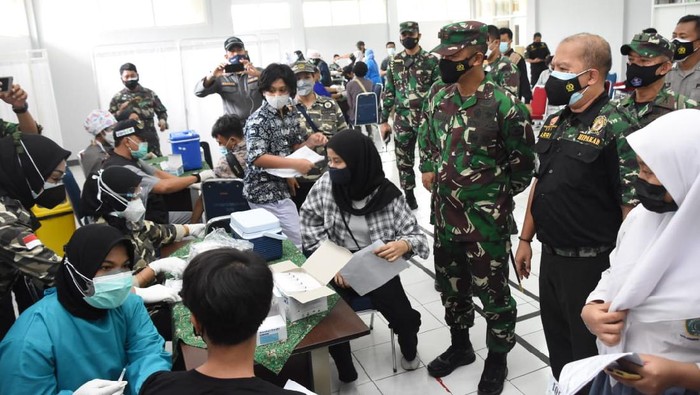 Pangdam Jaya Mayjen Mulyo Aji meninjau pelaksanaan vaksinasi siswa di Sekolah BM 400, Pondok Pinang, Jaksel