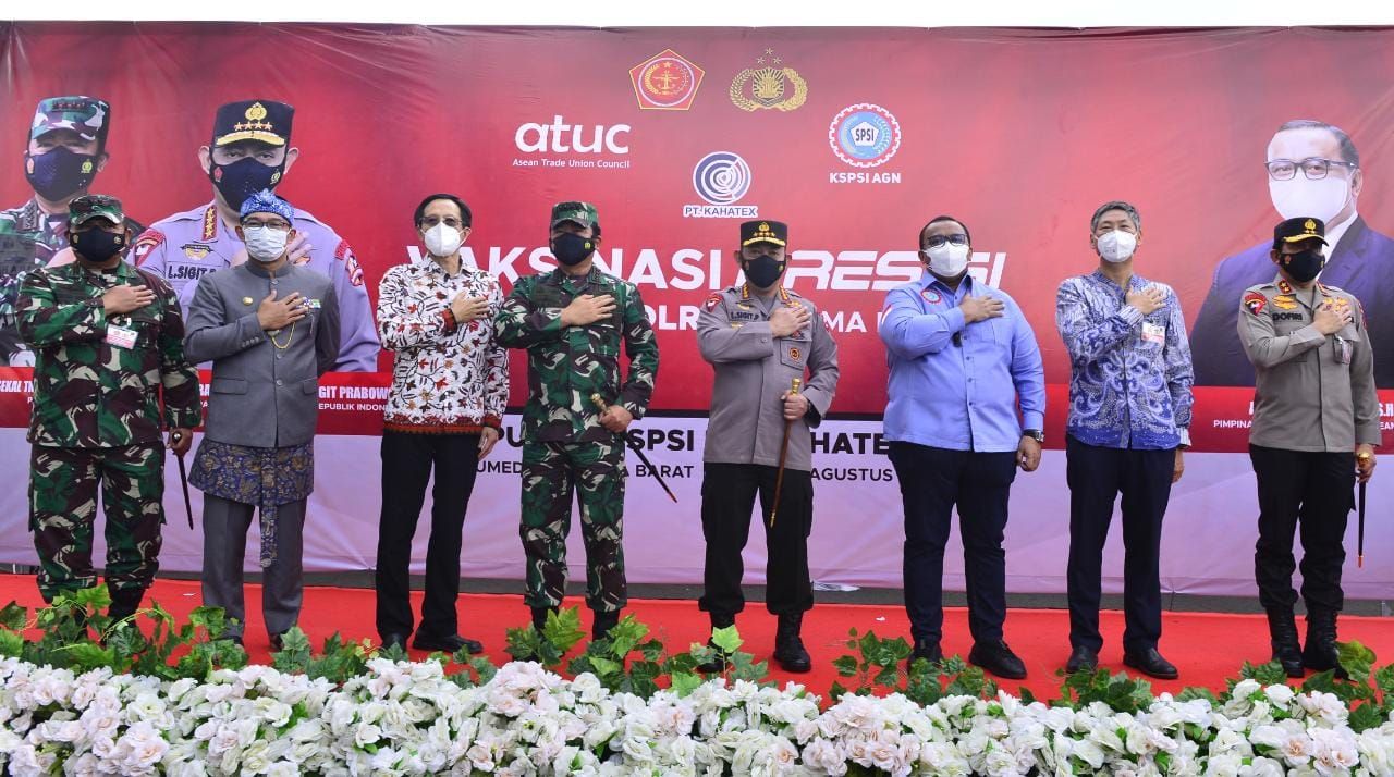 Panglima TNI dan Kapolri meninjau vaksinasi massal di Sumedang Jawa Barat