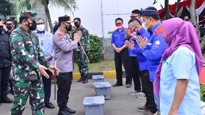 Panglima TNI dan Kapolri meninjau vaksinasi massal di Sumedang Jawa Barat