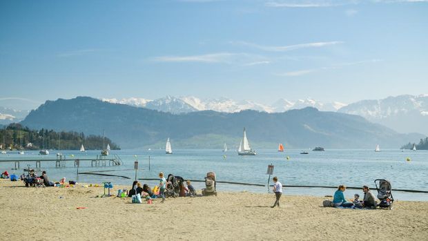 Pantai Danau di Swiss Pantai Danau di Swiss