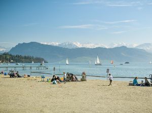 Bukan Tepi Laut, Ini 15 Pantai Tepi Danau di Swiss buat Main Voli