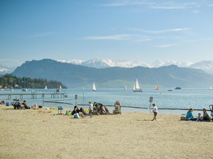 Bukan Tepi Laut, Ini 15 Pantai Tepi Danau di Swiss buat Main Voli