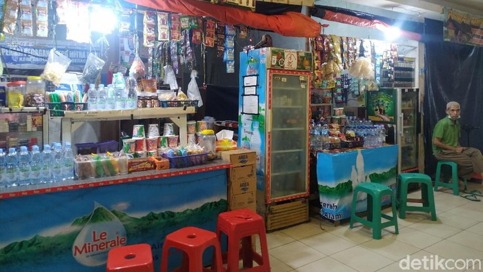 Pedagang makanan di Terminal Pulo Gebang, Jaktim