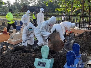 Tim Pemakaman COVID-19 di Ponorogo Keluhkan Hazmat Mudah Sobek