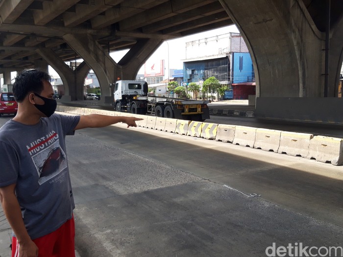 Pembatas Jl Cilincing yang rawan celaka kini dipasangi MCB, tapi kecelakaan masih tetap terjadi. (Rakha AD/detikcom)