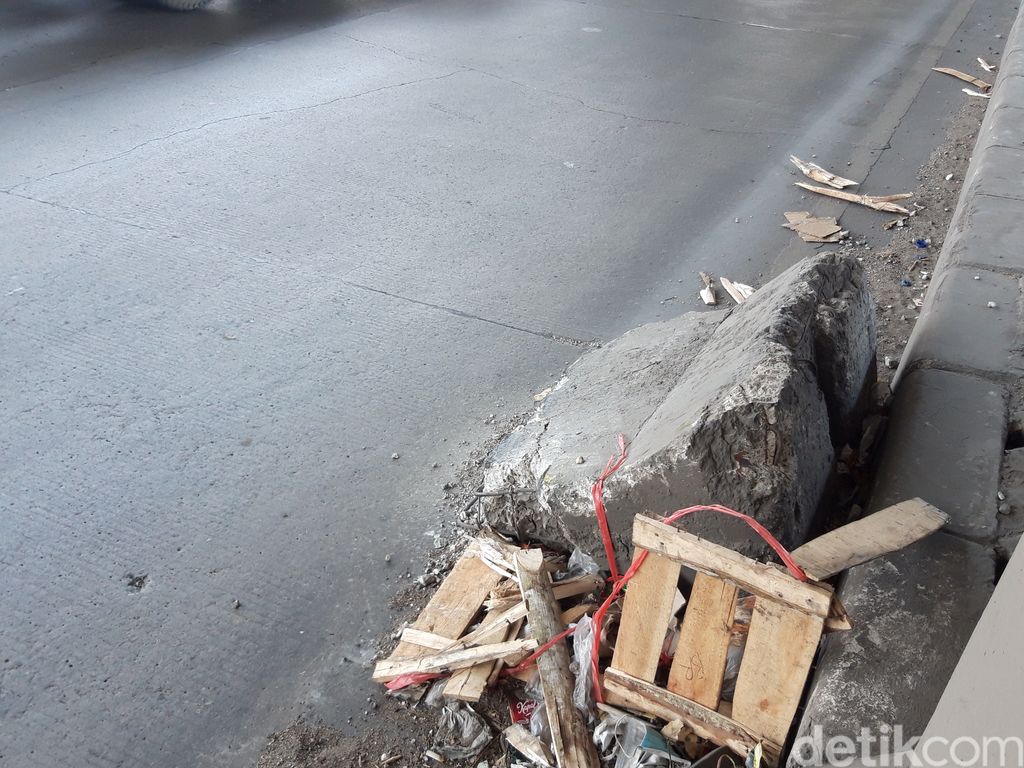 Pembatas Jl Cilincing yang rawan celaka kini dipasangi MCB, tapi kecelakaan masih tetap terjadi. (Rakha AD/detikcom)