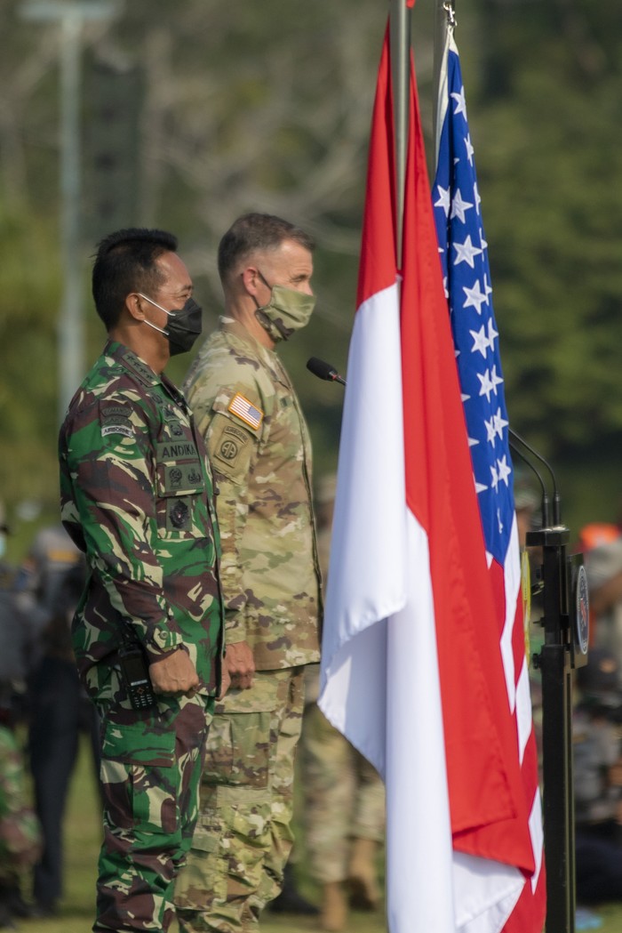 Kepala Staf TNI Angkatan Darat (KASAD) Jenderal Andika Perkasa (kiri) didampingi Komandan Tentara Angkatan Darat Amerika (US Army) Asia Pasifik Jenderal Charles A Flynn (kanan) saat membuka Latihan Bersama Garuda Shield ke 15/2021 di Pusat Latihan Tempur (Puslatpur) TNI AD di Baturaja, OKU, Sumatera Selatan, Rabu (4/8/2021). Latihan bersama yang digelar di tiga daerah yaitu Baturaja, OKU, Sumsel, Makalisung, Minahasa Utara, Sulut dan Amborawang, Kukar, Kalimantan Timur tersebut merupakan  yang terbesar dalam sejarah kerja sama militer Angkatan Darat kedua negara dengan melibatkan 2.246 personel TNI AD dan 2.282 personel US Army. ANTARA FOTO/Nova Wahyudi/aww.