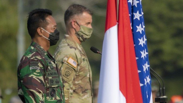 Kepala Staf TNI Angkatan Darat (KASAD) Jenderal Andika Perkasa (kiri) didampingi Komandan Tentara Angkatan Darat Amerika (US Army) Asia Pasifik Jenderal Charles A Flynn (kanan) saat membuka Latihan Bersama Garuda Shield ke 15/2021 di Pusat Latihan Tempur (Puslatpur) TNI AD di Baturaja, OKU, Sumatera Selatan, Rabu (4/8/2021). Latihan bersama yang digelar di tiga daerah yaitu Baturaja, OKU, Sumsel, Makalisung, Minahasa Utara, Sulut dan Amborawang, Kukar, Kalimantan Timur tersebut merupakan  yang terbesar dalam sejarah kerja sama militer Angkatan Darat kedua negara dengan melibatkan 2.246 personel TNI AD dan 2.282 personel US Army. ANTARA FOTO/Nova Wahyudi/aww.