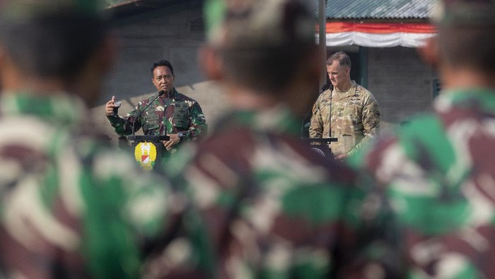 PEMBUKAAN LATIHAN BERSAMA GARUDA SHIELD 15/2021 Kepala Staf TNI Angkatan Darat (KASAD) Jenderal Andika Perkasa (kiri) didampingi Komandan Tentara Angkatan Darat Amerika (US Army) Asia Pasifik Jenderal Charles A Flynn (kanan) berpidato saat pembukaan Latihan Bersama Garuda Shield ke 15/2021 di Pusat Latihan Tempur (Puslatpur) TNI AD di Baturaja, OKU, Sumatera Selatan, Rabu (4/8/2021). Latihan bersama yang digelar di tiga daerah yaitu Baturaja, OKU, Sumsel, Makalisung, Minahasa Utara, Sulut dan Amborawang, Kukar, Kalimantan Timur tersebut merupakan yang terbesar dalam sejarah kerja sama militer Angkatan Darat kedua negara dengan melibatkan 2.246 personel TNI AD dan 2.282 personel US Army. ANTARA FOTO/Nova Wahyudi/aww.