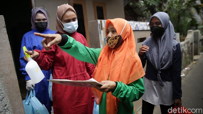 Sejumlah relawan memeriksa kesehatan para ibu menyusui penyintas COVID-19 di Jakarta. Pemeriksaan dilakukan dalam rangka pekan ASI Sedunia.