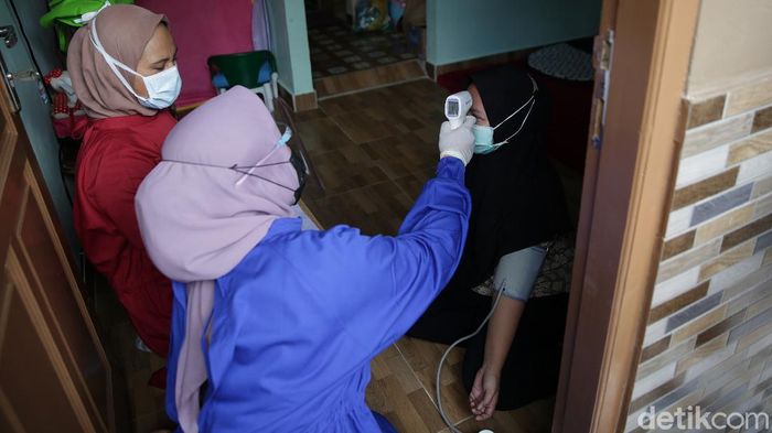 Sejumlah relawan memeriksa kesehatan para ibu menyusui penyintas COVID-19 di Jakarta. Pemeriksaan dilakukan dalam rangka pekan ASI Sedunia.