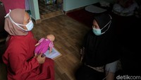 Selain memeriksa kesehatan, para ibu menyusui tersebut juga diberikan edukasi terkait kesehatan ibu dan bayi.