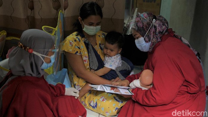 Sejumlah relawan memeriksa kesehatan para ibu menyusui penyintas COVID-19 di Jakarta. Pemeriksaan dilakukan dalam rangka pekan ASI Sedunia.