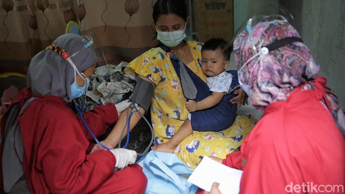 Sejumlah relawan memeriksa kesehatan para ibu menyusui penyintas COVID-19 di Jakarta. Pemeriksaan dilakukan dalam rangka pekan ASI Sedunia.