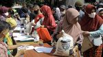 Duh, Penyaluran Bansos Beras di Bogor Timbulkan Kerumunan