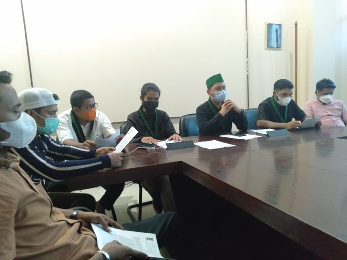 Pj Ketua Umum HMI, Muis Amiruddin, berpeci hijau dan bermasker biru. (Dok HMI)