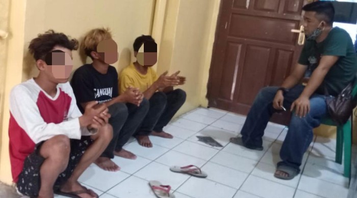 Polisi amankan 3 pria gegara jual paksa bendera ke pengguna jalan