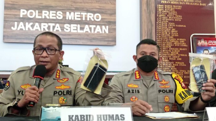 Polisi amankan Dinar Candy terkait aksi berbikini di pinggir jalan, Kamis (5/8/2021)